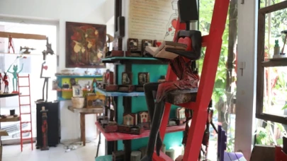 Denizden gelen ağaç dallarını sanat eserine dönüştürüyor