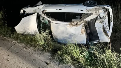 Devrilen otomobilin sürücüsü yaralandı