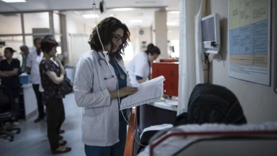 Doktorlara medyada görüş belirtmeye "taahhütname" şartı