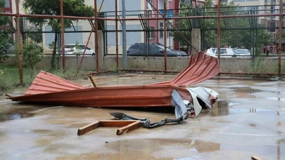 Erzincan'da fırtına çatıları uçurdu, ağaç dallarını kırdı