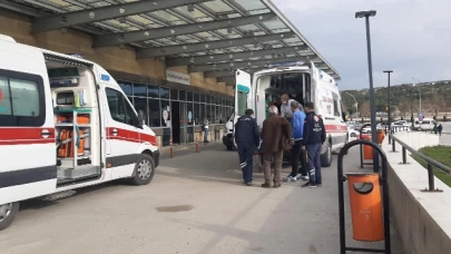 Gümüşhacıköy'de araç kontrolden çıkıp bariyerlere çarptı: 4 kişi yaralandı
