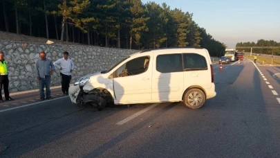 Hafif ticari araçla otomobil çarpışması: 3 yaralı