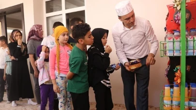 İmam ve müezzin kurduğu "Çocuk Market" ile yeni nesle camiyi sevdiriyor