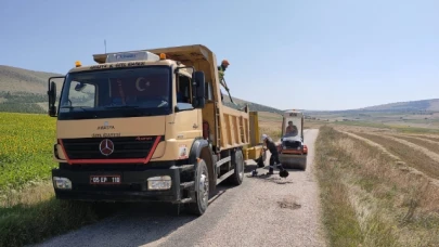 Köy Yollarında Asfalt Yapma İşlemleri Sürüyor!