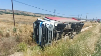 Merzifon'da Alüminyum Yüklü Tır Devrildi, Sürücü Yaralandı!