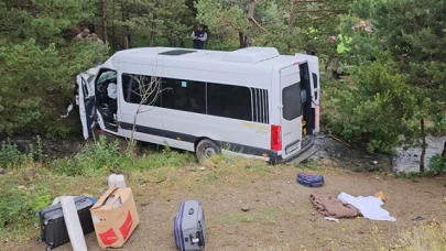 Minibüs şarampole devrildi 4 kişi öldü, 10 kişi yaralandı