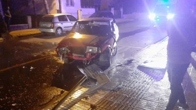 Otomobil zabıta kulübesine çarptı. 4 yaralı