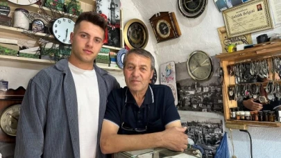 Saat Tamirci Baba, Mesleğini Oğluna Öğretiyor