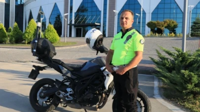 Trafik Polisi Motosiklet Sürücüsüne Nasihat Verdi