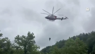 Selde mahsur kalan 2 kişi helikopterle kurtarıldı