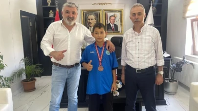 Türkiye Üçüncüsü Güreşçiden, Başkan'a Ziyaret