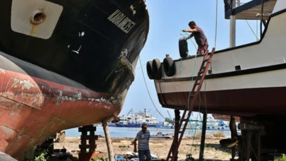 1 Eylül'de denizle kavuşacak balıkçılar teknelerine son bakımlarını yapıyor