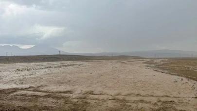 Ağrı'da meydana gelen sel nedeniyle Türkiye-İran kara yolu ulaşıma kapandı