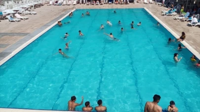 Amasya'da sıcaktan bunalanlar havuzları tercih etti