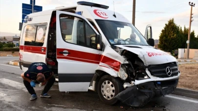Ambulans ile Otomobil Çarpıştı: 4 Yaralı