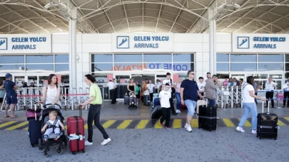 Antalya Havalimanı'nda uçak ve yolcu trafiğinde rekor kırıldı
