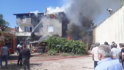 Çıkan yangında bina ve odunluk hasar gördü