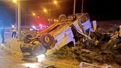Devrilen hafif ticari araçtaki 4 kişi yaralandı