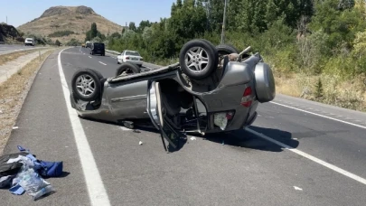 Devrilen otomobildeki 4 kişi yaralandı