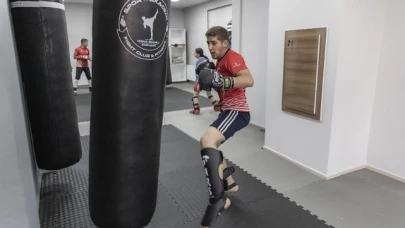 Gündüz sanayide akşam spor salonunda ter döküyor