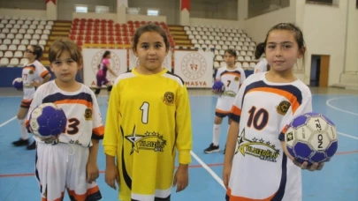 İkizler ve kardeşleri aynı takımda hentbol oynuyor