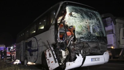 İzmir’den Çorum’a gelen  yolcu otobüsü kaza yaptı. 15 yaralı