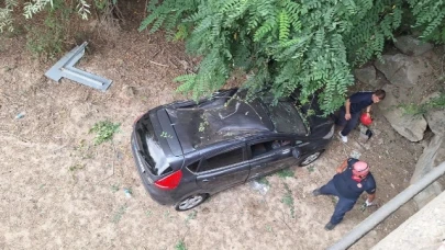 Köprüden Dereye Düşen Otomobilde 4 Kişi Yaralandı