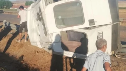 Minibüs devrildi, 3 kişi yaralandı