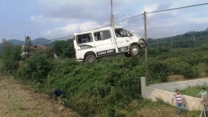 Minibüs Şarampole Devrildi: 13 Yaralı