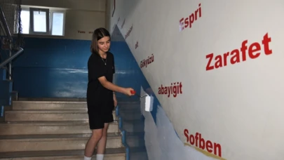 Müdür ve gönüllü öğrenciler okullarını boyayarak yeni döneme hazırlıyor