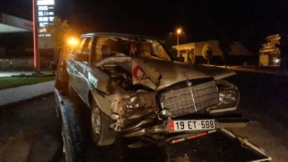 Otomobil ile motosikletin çarpışması sonucu 1'i ağır 2 kişi yaralandı