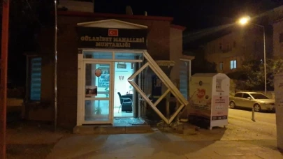 Otomobil muhtarlık binasına çarptı
