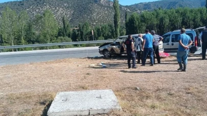 Amasya'da Otomobilin Refüje Çarpması Sonucu 5 Kişi Yaralandı
