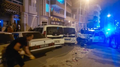 Park halindeki polis aracına otomobil çarptı: 1'i polis 3 kişi yaralandı