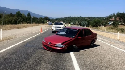 Refüje çarpan otomobildeki 2 kişi hastaneye kaldırıldı