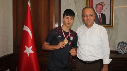 Şampiyonu Altınla Ödüllendirdi