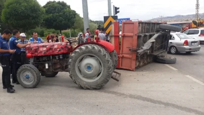 Taşova'da traktör ile hafif ticari araç çarpıştı: 5 yaralı