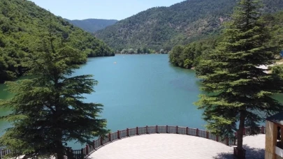 Taşova'daki Boraboy Gölü Tabiat Parkı, serin havasıyla vatandaşların uğrak yeri oldu