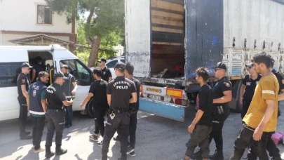 Tır Dorsesinde 39 Düzensiz Göçmen Yakalandı