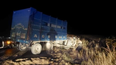 Traktörle çarpışan otomobilde 5 kişi yaralandı