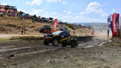 Yarışta dereceye giren sporcular ödüllerini aldı.