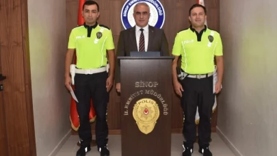 Yaşlı vatandaşı sırtında taşıyan Polise teşekkür belgesi verildi