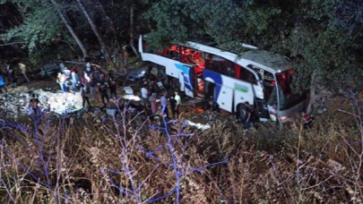 Yolcu otobüsü şarampole yuvarlandı: 12 ölü, 19 yaralı