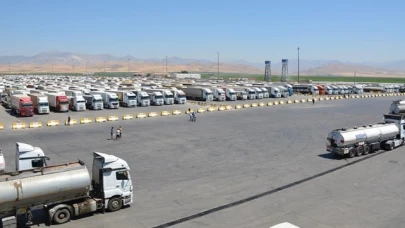 Yük taşıyan tır şoförleri araçların gölgesinde serinliyor