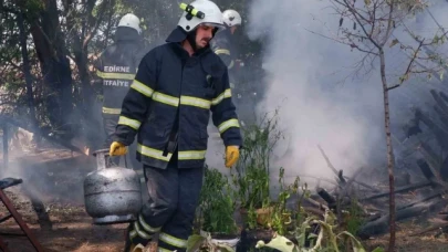 Alevlerin arasında kalan mutfak tüpü hızlıca güvenli noktaya taşındı