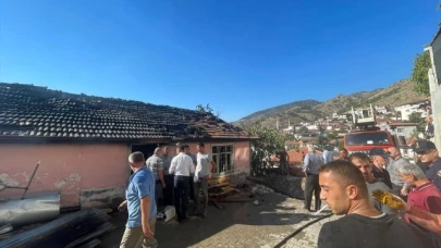 Amasya'da iki katlı evde çıkan yangın hasara neden oldu.