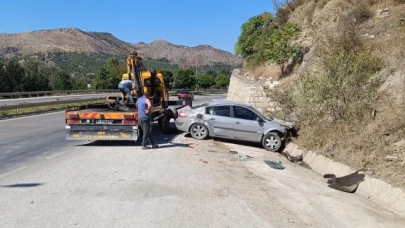 Amasya'da minibüs ile otomobilin çarpıştığı kazada 5 kişi yaralandı