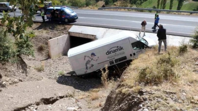 Amasya'da Minibüs Menfeze Uçtu