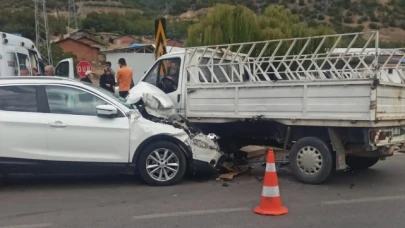Amasya'da otomobil ile kamyonetin çarpışması sonucu 2 kişi yaralandı