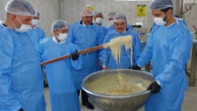 Amasya’lı öğrenciler ekmek üretiminin ardından tahin helvası yapımına da başladı